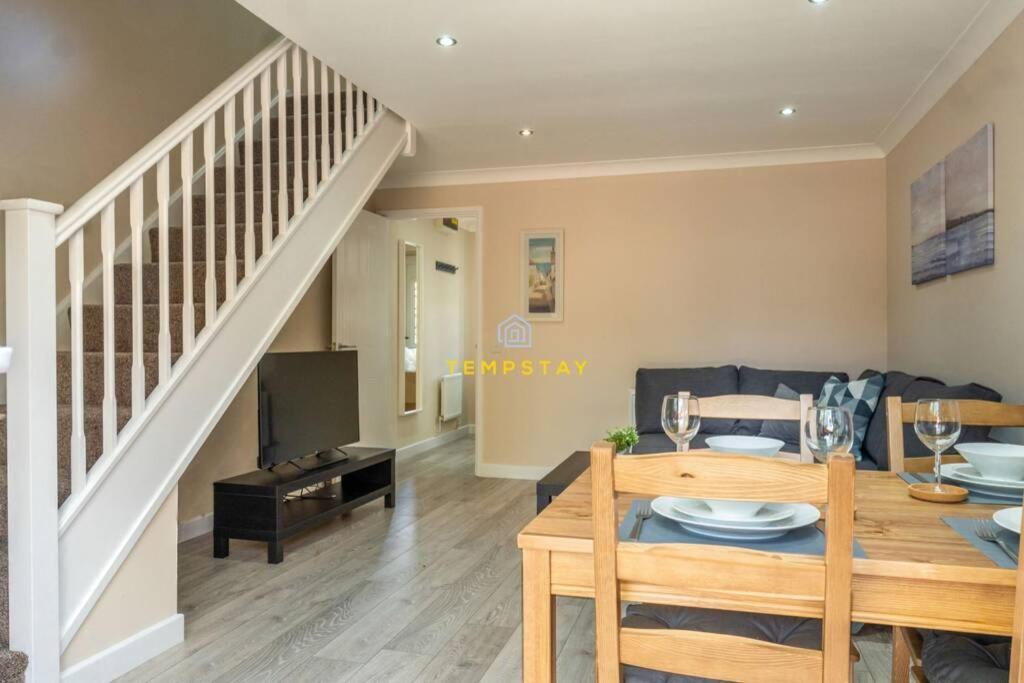 Cosy 2 Bed & Free Parking. Near Heathrow/Pinewood Villa Slough Exterior photo